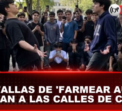 Jóvenes reunidos en una plaza pública participando en una batalla de farmear aura.