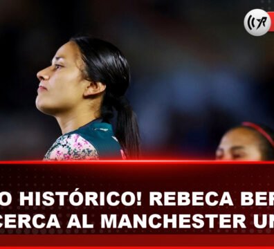 Rebeca Bernal, defensora mexicana, en acción sobre el terreno de juego.