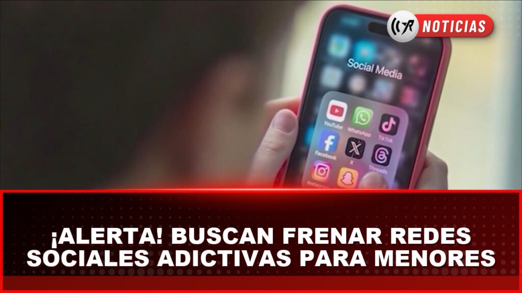 Adolescente revisando una red social en su teléfono inteligente