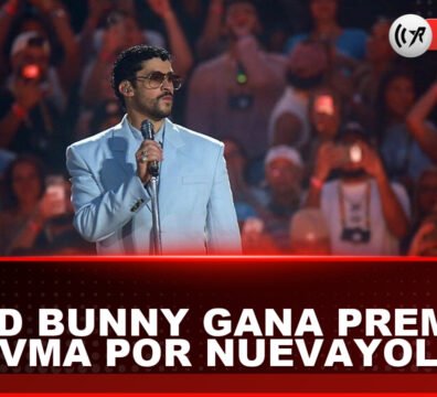 Bad Bunny en la ceremonia de premiación tras ganar el premio al Mejor Video Latino en los VMA 2026.