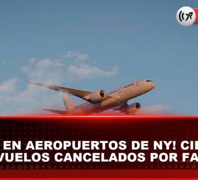 Pantallas de horarios de vuelos cancelados y aviones en pista de un aeropuerto de Nueva York.