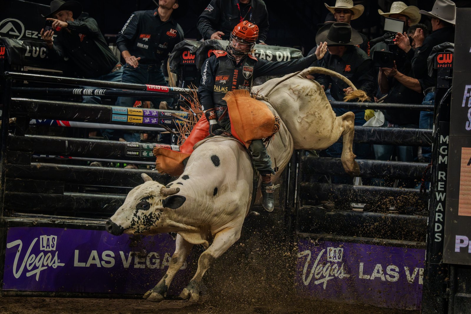 Del jaripeo al PBR: Nueva York vive la emoción de las montas profesionales de toros a7v07187