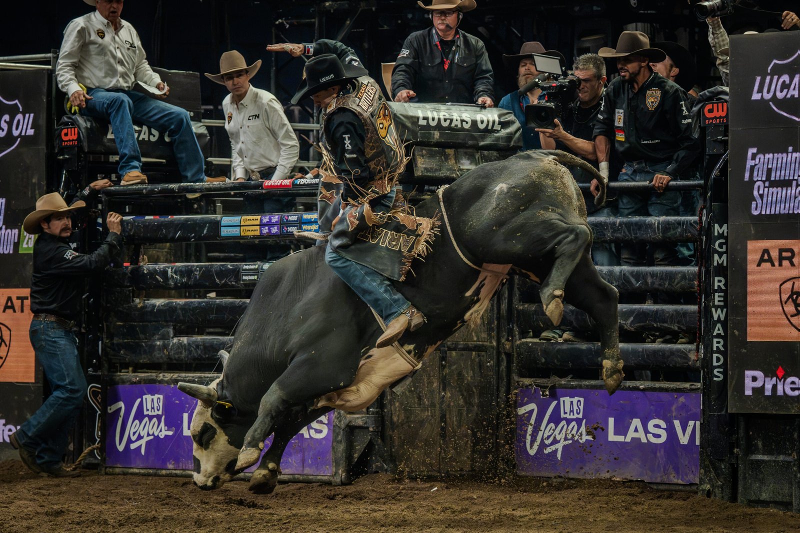 Del jaripeo al PBR: Nueva York vive la emoción de las montas profesionales de toros a7v08520